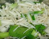 Hình bước làm 2 của món Canh nấm cải thìa nấu thịt xay