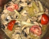 Gombás-mustáros csirkepörkölt burgonyával recept fázis 2 fotója