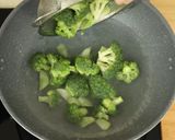 Foto langkah ke 7 dari resep Brokoli Saus Tiram Tim Telur Devina Hermawan.