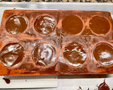 Foto del paso 13 de la receta: Tartitas de chocolate “negro y blanco”, rellenas con crema de nueces