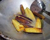 Foto langkah ke 2 dari resep Terong Teri Balado.