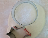 Foto del paso 5 de la receta: Galletas de miel económicas y con cortantes caseros 🍯