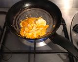 Foto del paso 2 de la receta: Desayuno con bollo limpio chorizo y tortilla de huevo