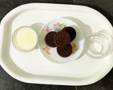 A picture of step 1 of Mini Oreo cake.