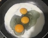 Foto del paso 2 de la receta: Huevitos revueltos en leche