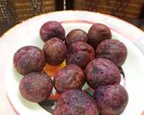 Foto langkah ke 9 dari resep Bola Ubi Ungu Isi Strawberry.