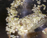 Foto langkah ke 2 dari resep Sosis lada hitam untuk isian roti goreng.