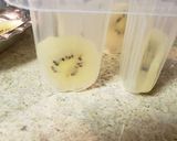 A picture of step 3 of Dye and tie vitamin C popsicle.