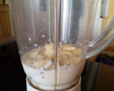 A picture of step 2 of Apple-dates smoothie.