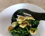 Foto del passaggio 3 della ricetta Orecchiette con cime di rapa e pangrattato abbrustolito