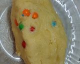 Foto del paso 2 de la receta: Galletitas con chips y confites