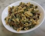 صورة لخطوة 1 من وصفة سلطة مقرونة(رافيولي)🍝