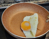 Foto del paso 2 de la receta: Bocadillo de huevo a la plancha