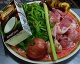รูปขั้นตอนการทำที่ 1 ของ ไก่ต้มกะทิยอดมะขามอ่อน