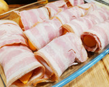 Foto del paso 4 de la receta: Pollo con Cebolla al Vino Blanco y Bacon con Ciruelas