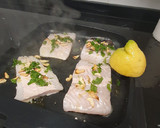 Foto del paso 2 de la receta: Merluza a la plancha con perejil y ajo
