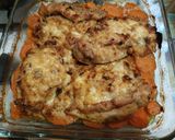 Sajtkrémes-baconos csirkemell rozmaringos édesburgonyával recept fázis 6 fotója