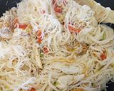 A picture of step 4 of Sweet chilli noodle stir fry.
