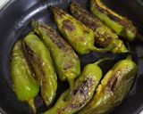 भावनगर मिर्च पोटैटो स्टफ्ड ग्रेवी Bhavnagar mirch potato stuffed gravy recipe in Hindi) रेसिपी चरण 3 फोटो