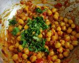 A picture of step 5 of Dry chana massala.