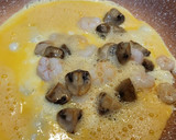 Foto del paso 3 de la receta: Bocata abierto de revuelto de gambas, champiñones, queso y 🥑