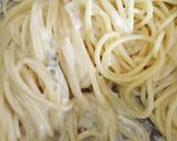 A picture of step 2 of Spaghetti with Gorgonzola cream.