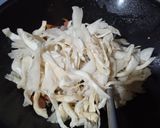 Foto langkah ke 3 dari resep Cah jamur wortel.