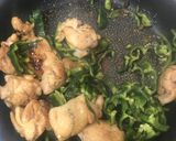 Foto langkah ke 4 dari resep Tumis Chicken dan Green pepper simple.