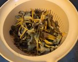 Une image de l'étape 1 de Poêlée de chanterelles à l oignon de roscoff et romarin frais.