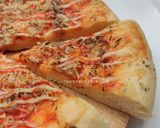 Foto langkah ke 11 dari resep (Sourdough Discard) Homemade Pizza - Sosis & Bakso.