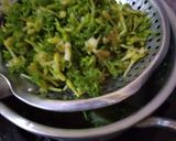 Foto langkah ke 2 dari resep Tumis bunga pepaya kangkung.