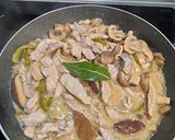 Foto del paso 5 de la receta: Contramuslos en salsa de setas y champiñón