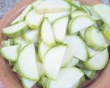 Une image de l'étape 2 de Omelette aux courgettes et tomates.