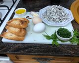 Foto del paso 1 de la receta: Tostadas de gula al ajillo con tortilla de perejil picado