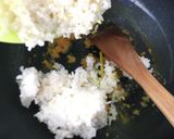 Foto langkah ke 3 dari resep Nasi goreng kunyit.