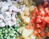 Gambar langkah 5 resipi Olivier Salad (Russian Salad).