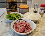 Foto del paso 1 de la receta: Tiras de ternera salteadas con pimientos italianos y cebolla