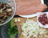 Foto del paso 1 de la receta: Salmón a la plancha con guarnición de setas y tortilla