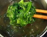 Hình bước làm 1 của món Canh rong xà lách nấu tương miso