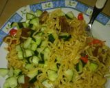 A picture of step 3 of Jolof indomie with veges.