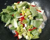 Foto langkah ke 2 dari resep Tumis Pokcoy Bakso -330-.