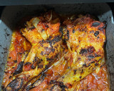 Foto del paso 4 de la receta: Contramuslos de pollo jugosos con cebolla y tomate Cherry en airfryer