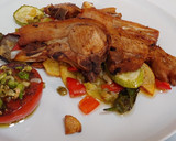 Foto del paso 12 de la receta: Chuletas de lechón con ajos tiernos, verduras y miel