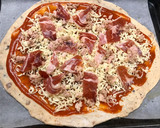 Foto del paso 4 de la receta: Pizza con masa de aceituna negra y tomate seco con un toque ahumado