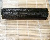 Foto langkah ke 5 dari resep Simple Maki Sushi Roll.