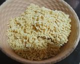 मटर टमाटर वाली मैगी (Matar Tamatar wali maggi recipe in Hindi) रेसिपी चरण 1 फोटो