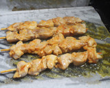 Foto del paso 4 de la receta: Pinchos de pollo adobado al grill doble