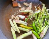 Gambar langkah 2 resipi Tomyam Campur.