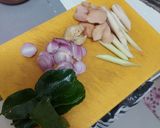 Foto langkah ke 3 dari resep Tomyam udang jamur.