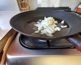 Gombás, kolbászos pizza recept fázis 3 fotója